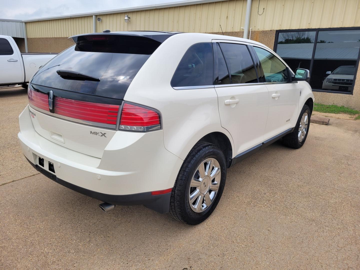 2008 WHITE Lincoln MKX FWD (2LMDU68C38B) with an 3.5L V6 DOHC 24V engine, 6-Speed Automatic Overdrive transmission, located at 533 S Seven Points BLVD, Seven Points, TX, 75143, (430) 255-4030, 32.313999, -96.209351 - Photo#2